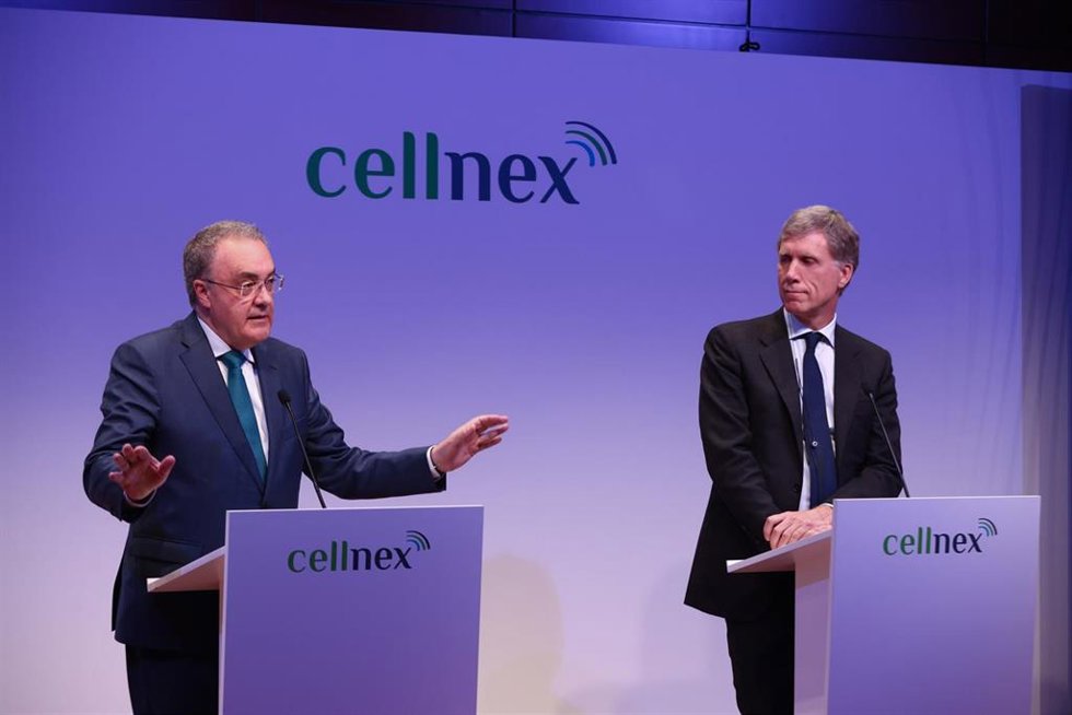 Archivo - El consejero delegado de Cellnex, Tobias Martínez, y el presidente de la firma, Bertrand Khan, durante la rueda de prensa previa a la junta de accionistas celebrada este jueves 28 de abril en Madrid.