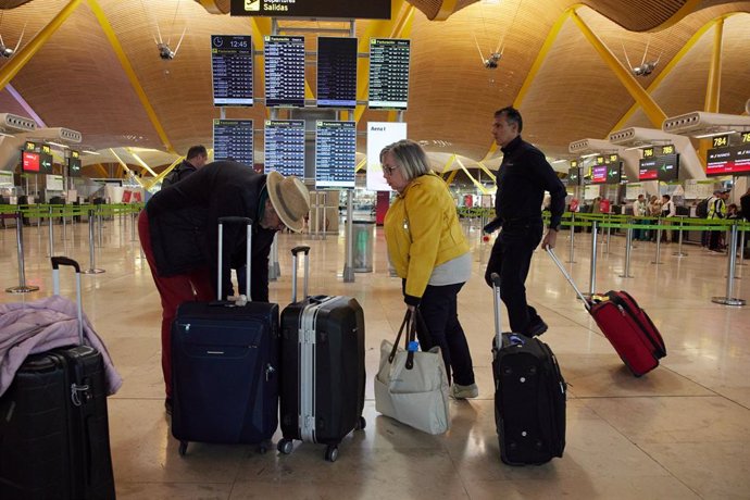 Archivo - Pasajeros en la zona de facturación de la Terminal 4 del aeropuerto en el día que se inaugura la nueva Terminal de Autobuses de la T4 en el Aeropuerto Adolfo Suárez Madrid- Barajas, a 14 de octubre de 2022, en Madrid (España). Este intercambia