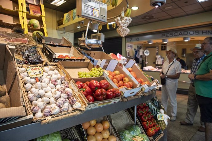 Archivo - Un puesto de frutas y verduras de un mercado de abastos. A 12 de agosto de 2022, en Sevilla (Andalucía, España). El Índice de Precios de Consumo (IPC) ha bajado un 0,4% en Andalucía durante julio con respecto al mes anterior, mientras que la t