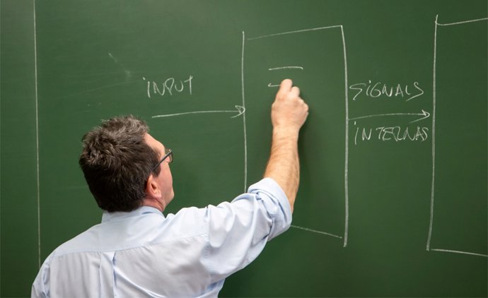 Archivo - Un profesor dando clase