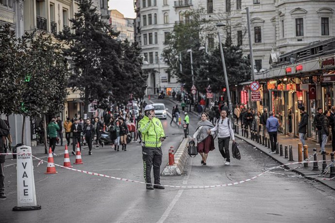 Un policía de Turquía en la avenida Istiklal de Estambul tras la explosión de una bomba en la zona