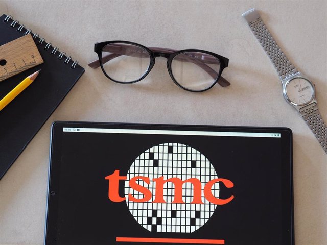 Archivo - June 15, 2022, Germany: In this photo illustration, a Taiwan Semiconductor Manufacturing Company (TSMC) logo seen displayed on a tablet.