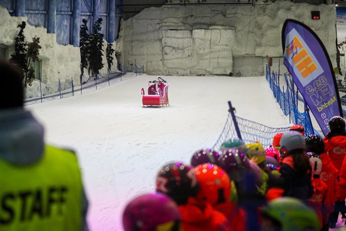 Archivo - Llegada de Papá Noel en trineo a intu Xanadú por la pista de nieve de SnoZone