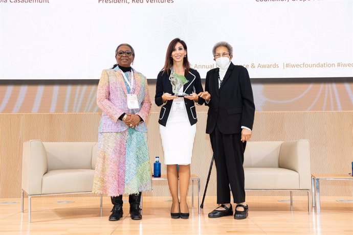 Miriam Fuertes, consejera de Grupo Fuertes recibe el galardón de manos de Ibukun Awosika, Presidenta de IWEC, a su izquierda y de Ruth A. Davis, Chairperson de IWEC situada a su derecha.