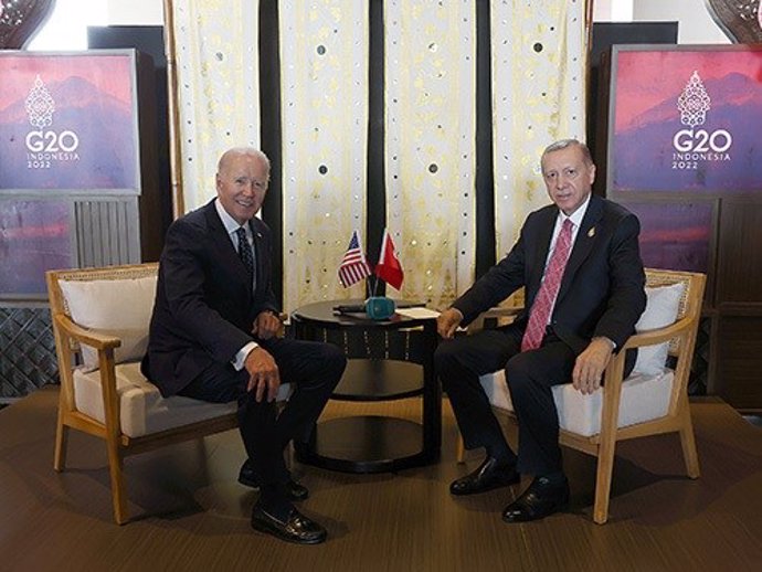 El presidente de EEUU, Joe Biden (i), durante una reunión con su homólogo de Turquía, Recep Tayyip Erdogan (d), durante la cumbre del G20 en Indonesia