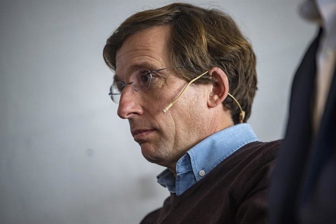 El alcalde de Madrid, José Luís Martínez-Almeida, durante la mesa Elecciones municipales 2023. Preparados en el ayuntamiento de Badalona