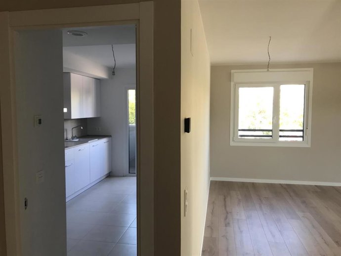 Archivo - Cocina y salón de una vivienda de alquiler