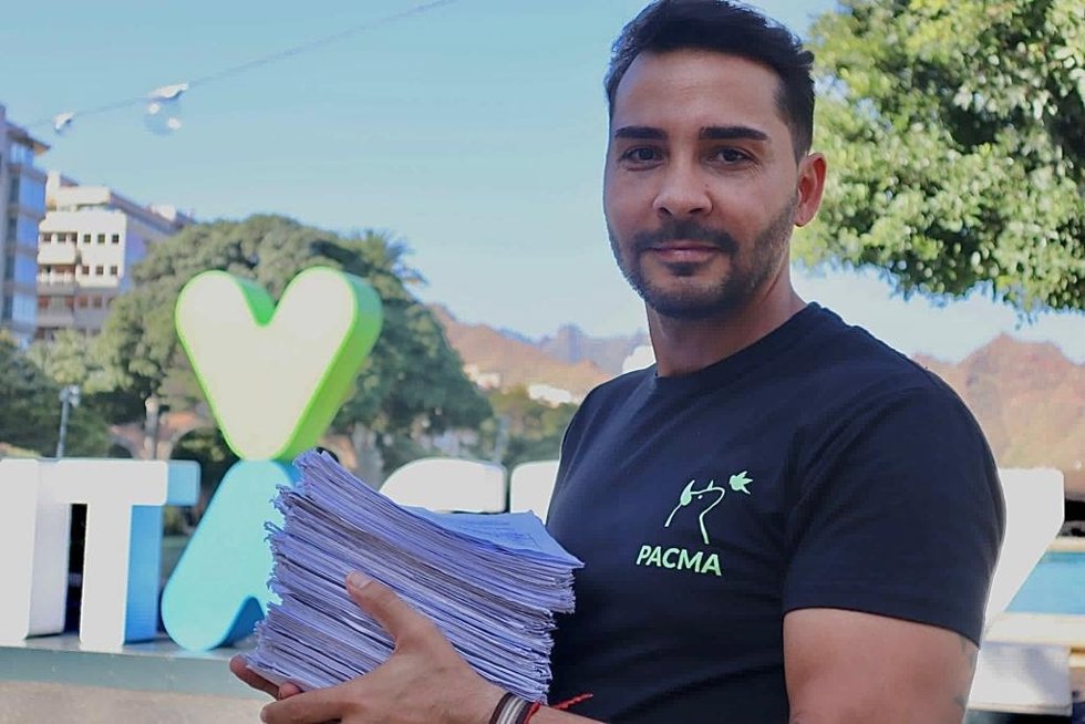 El coordinador de PACMA en Santa Cruz de Tenerife, Cristo Gil, con las firmas recogidas para regular el uso de la pirotecnia en Santa Cruz de Tenerife