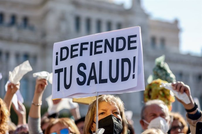 Unas 200.000 personas según la Delegación de Gobierno marchan durante una manifestación contra el desmantelamiento de la Atención Primaria en la Sanidad Pública, a 13 de noviembre de 2022, en Madrid (España). Esta marcha ha sido convocada por la Red de 