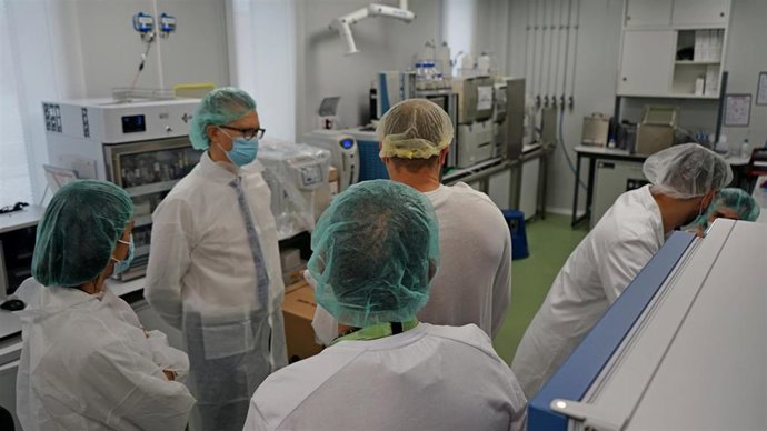 El consejero de Salud visita el espacio en el que se ubicará el un segundo PET-TAC digital