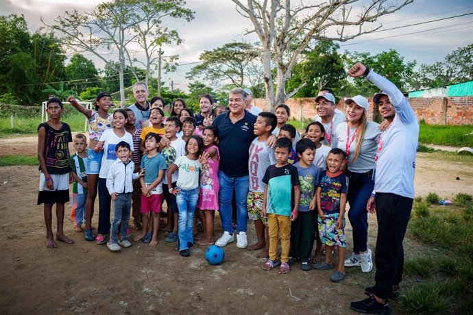 El presidente del FC Barcelona, Joan Laporta, visita los proyectos de la Fundació FCB en Colombia