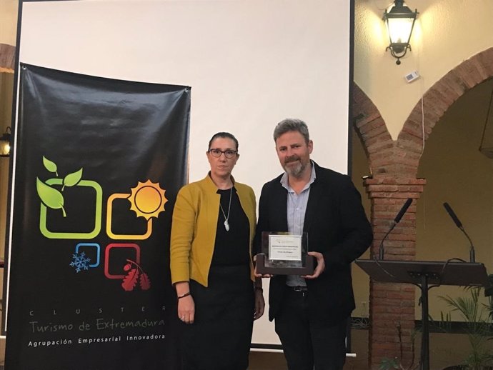 El concejal de Turismo de Cáceres, Jorge Villar, recoge el Premio a la Innovación que concede el Clúster del Turismo de Extremadura