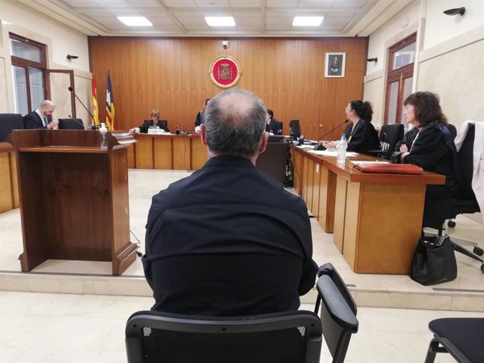 El acusado de abusos sexuales a su hija, sentado para el juicio en la Audiencia Provincial este martes.