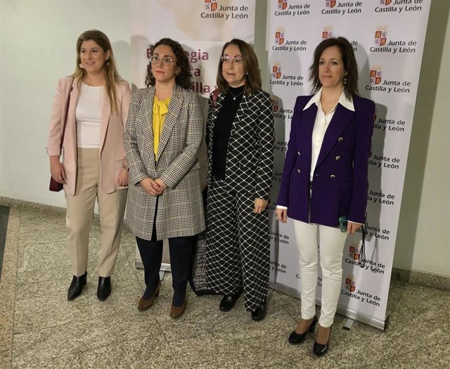 La consejera de Movilidad y Agenda Digital, María González Corral (segunda por la izquierda), instantes antes de abrir el taller de trabajo sobre la nueva estrategia logística de CyL.