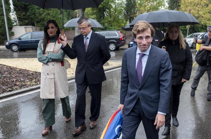 El alcalde de Madrid, José Luis Martínez Almeida (d), junto al embajador de Ucrania, Serhii Pohoreltsev (2i), y la vicealcaldesa de Madrid, Begoña Villacís (i), participan en el izado de la bandera de Ucrania
