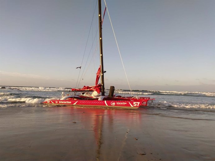 Velero embarrancado en la playa de Lardeira, en Corrubedo, Ribeira (A Coruña).