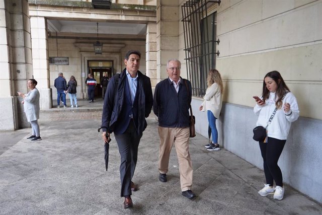 El exconsejero de Empleo, Antonio Fernández, entrando este martes en los juzgados.