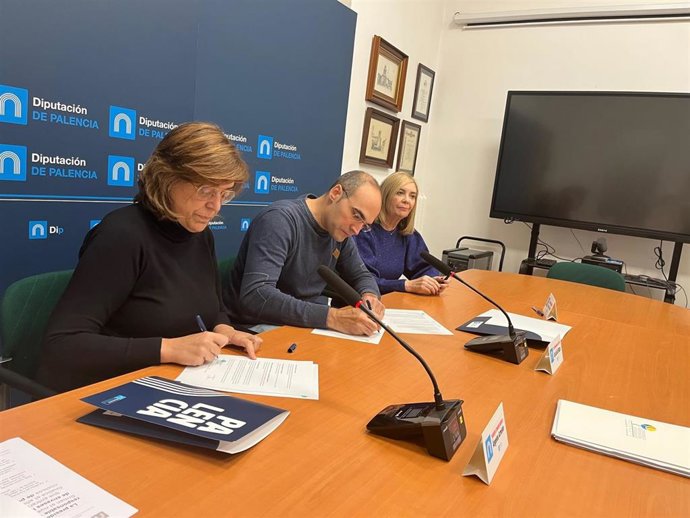 Armisén, en primer plano, durante la firma del conveniod e recogida selectiva.