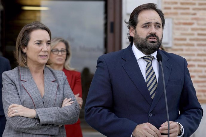 La secretaria general del Partido Popular, Cuca Gamarra, y el presidente regional del PP, Paco Núñez.