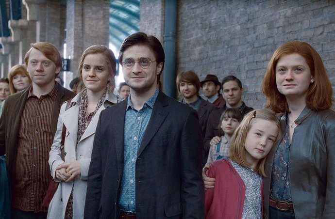 Warner quiere convertir Harry Potter y el legado maldito en dos películas