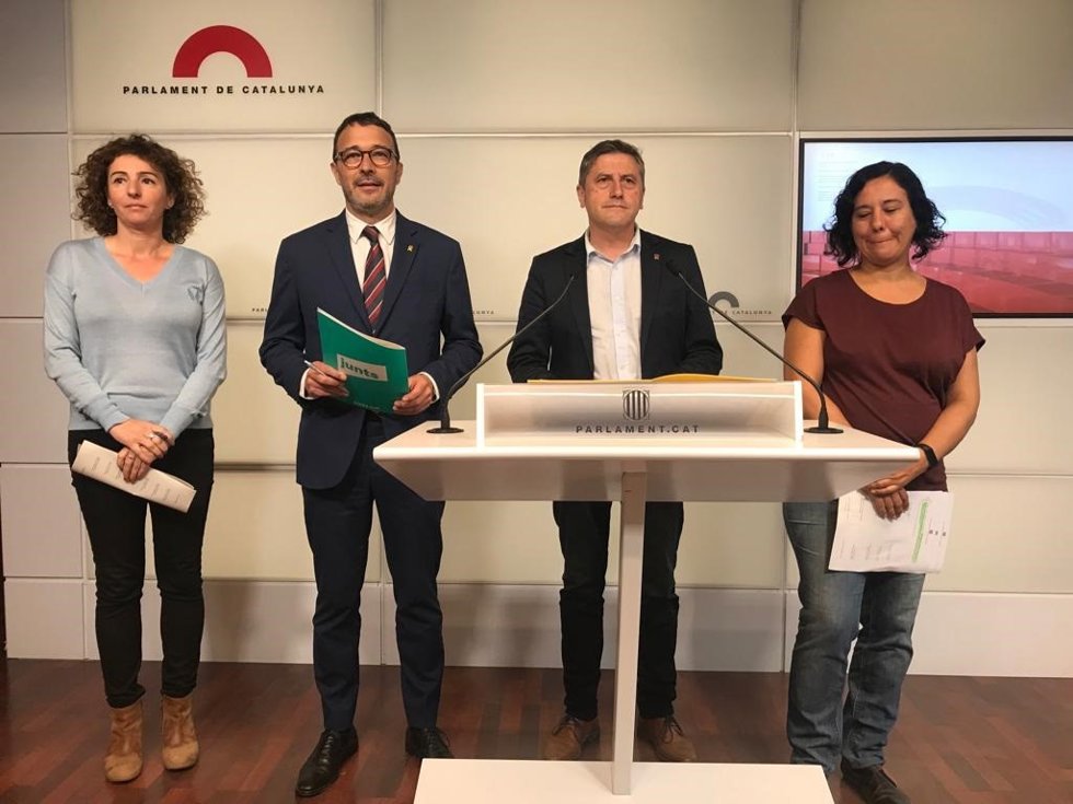I+D La diputada de la CUP Montserrat Vinyets; el portavoz de Junts y diputado, Josep Rius; el diputado de ERC Jordi Orobitg y la diputada de los comuns Susanna Segovia