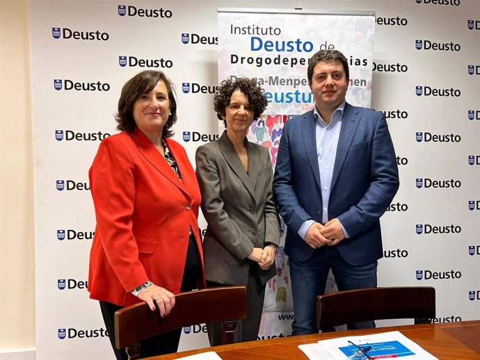 La decana de la Facultad de Educación y Deportes, M Isabel Ariceta; la directora del Salud Pública y Adiciones del Gobierno Vasco, Itziar Larizgoitia; y el director del Instituto Deusto de Drogodependencias, Álvaro Moro, en la presentación de la Encues