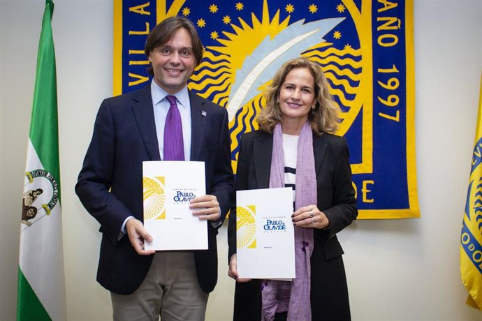 El rector de la UPO, Francisco Oliva, y la presidenta de la Fundación Alalá, María de las Nieves Parejo Zabala, en la firma del convenio de colaboración.