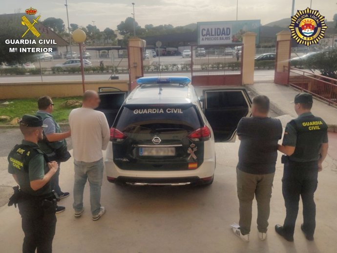 La Guardia Civil y la Policia Local de Aspe detienen a tres presuntos ladrones por robar en viviendas cuando sus moradores se encontraban dentro y a las accedían mediante el método de la llave falsa.