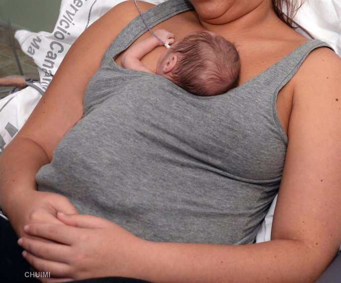 Archivo - Una madre con su bebé. Método Madre Canguro