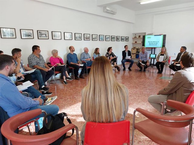 La presidenta y el director de la Feiab reunidos con los partidos políticos, antes de la firma del Pacto por la Infancia en Protección