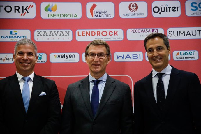 El presidente de Ganvam, Raúl Palacios (1i), y el presidente del Partido Popular, Alberto Núñez Feijóo (c), posan en un photocall en la inauguración de la segunda edición de eXpo Ganvam, a 15 de noviembre de 2022, en Madrid (España). El congreso anual e