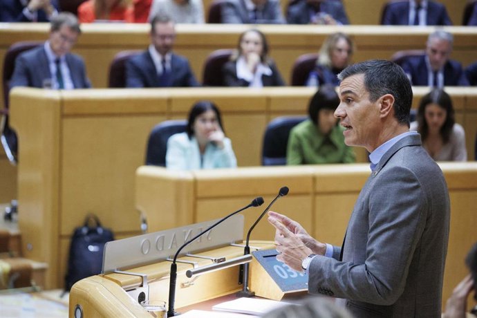 El presidente del Gobierno, Pedro Sánchez, interviene durante su segundo 'cara a cara' en el Senado, a 18 de octubre de 2022, en Madrid (España). Sánhez y Feijóo viven este martes un nuevo debate en el Senado donde buscan "contraponer" sus modelos fisca