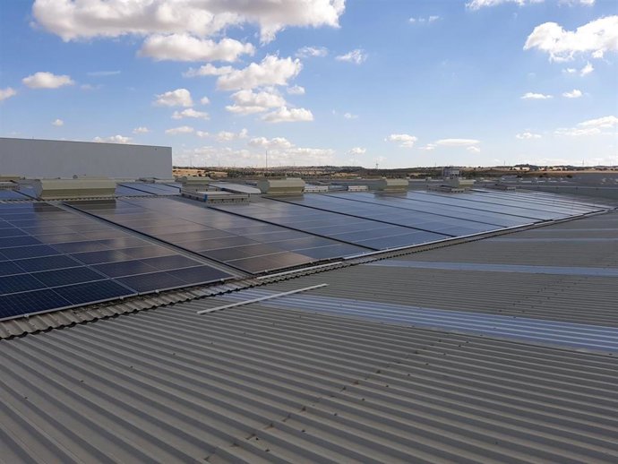 Ahorramas instala 3.300 placas solares en su plataforma central de Velilla de San Antonio