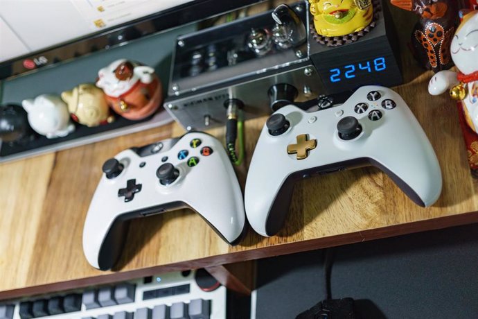 Dos mandos de Xbox