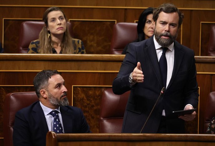 El líder de Vox, Santiago Abascal (i) y el portavoz de la formación en el Congreso, Iván Espinosa de los Monteros (