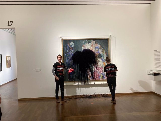 Activistas ecologistas lanzan un líquido sobre el cuadro 'Muerte y Vida', de Klimt