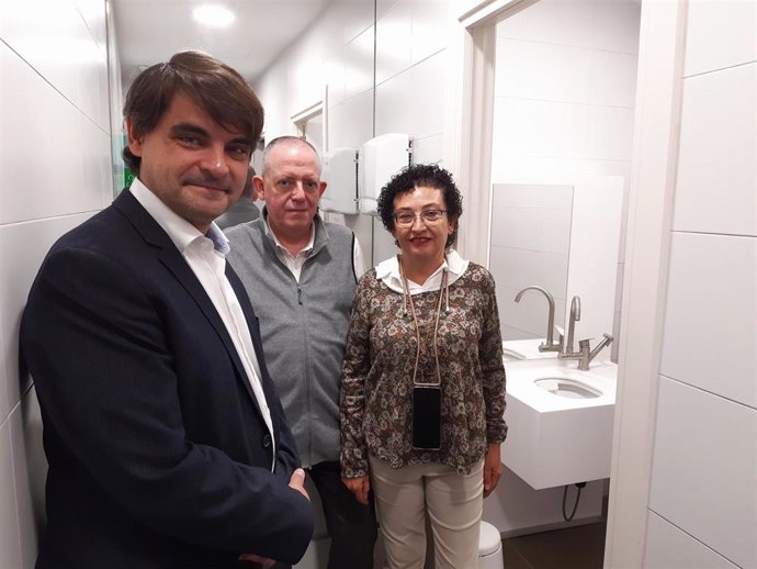 El presidente de AECC Baleares, José Reyes, junto a dos representantes de Abacco, en el baño accesible de su sede en Palma.
