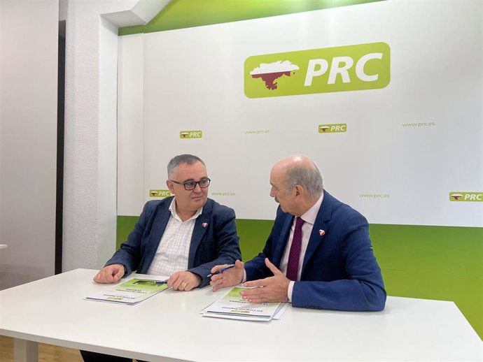 El diputado nacional del PRC, José María Mazón (d), y el senador autonómico y diputado regional, José Miguel Fernández Viadero (i)