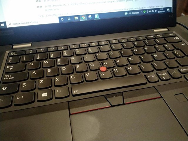 Archivo - Imagen de archivo de un teclado de un ordenador.