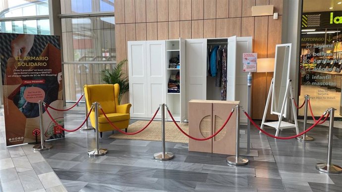 El armario solidario de Río Shopping donde se puede donar ropa usada a cambio de cheques regalo.