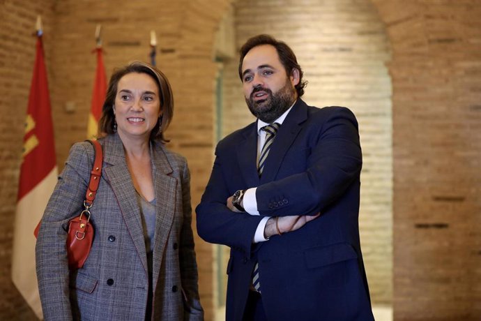 La secretaria general del PP, Cuca Gamarra, en las Cortes de C-LM con el presidente regional del PP, Paco Núñez.