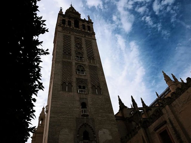 Vista de la cara norte de la Giralda, orientada a la calle Cardenal Amigo Vallejo.