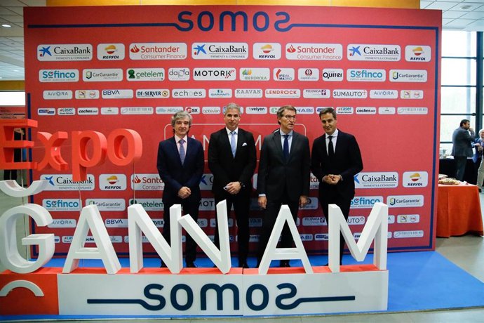 El presidente de Ganvam, Raúl Palacios (2i), y el presidente del Partido Popular, Alberto Núñez Feijóo (2d), posa en un photocall en la inauguración de la segunda edición de eXpo Ganvam, a 15 de noviembre de 2022, en Madrid (España). El congreso anual e