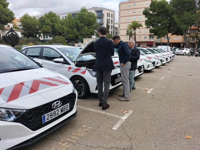 El conseller insular de Movilidad e Infraestructuras, Iván Sevillano, junto a los nuevos coches adquiridos.