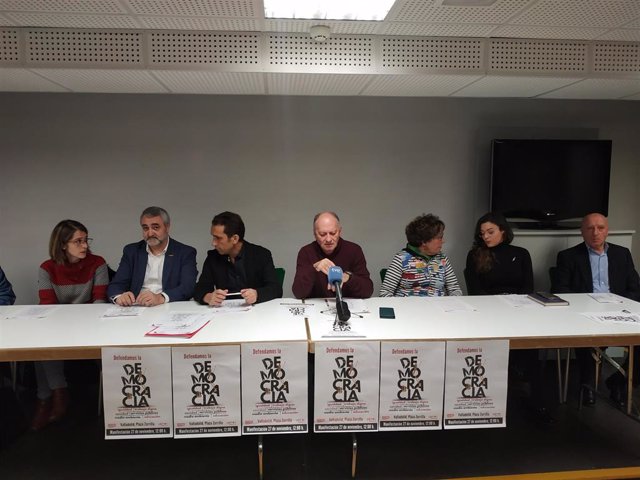 Representantes sindicales y sociales que han firmado el manifiesto convocando a la sociedad de Castilla y León a las movilizaciones del 27 de noviembre contra la Junta.