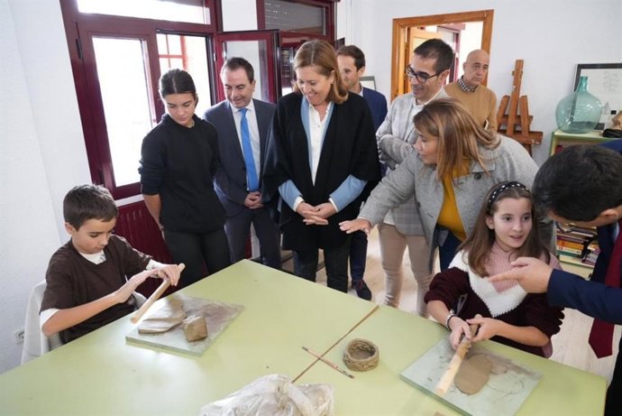 La consejera Rosa Ana Rodríguez, durante una visita al IES 'Puerta de Cuartos' de la Ciudad de la Cerámica.