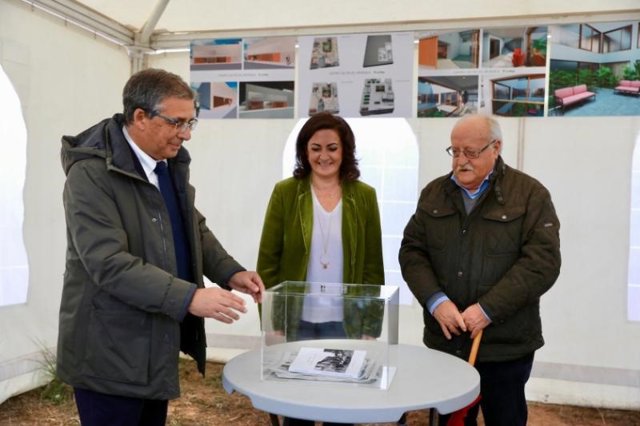La presidenta del Gobierno, Concha Andreu, en el acto de colocación de la primera piedra