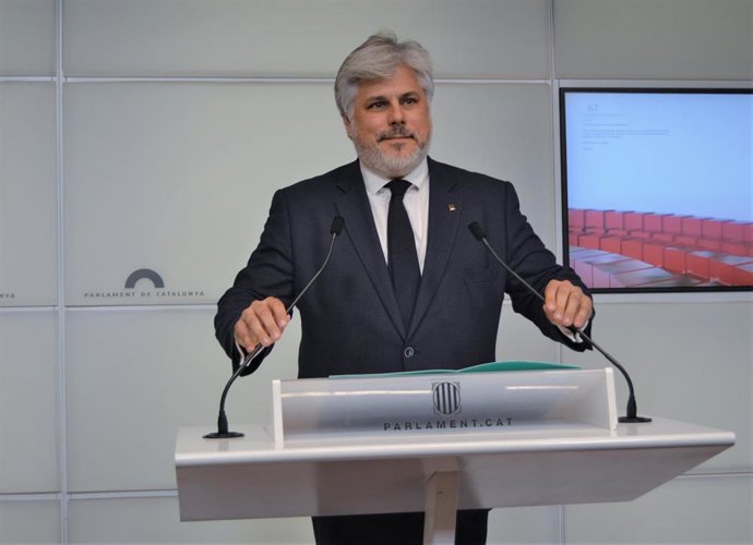 El presidente de Junts en el Parlament, Albert Batet, en rueda de prensa.