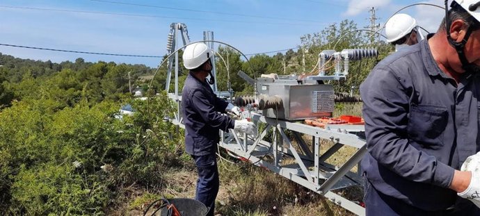 Técnicos de Endesa trabajan en la instalación de la línea.