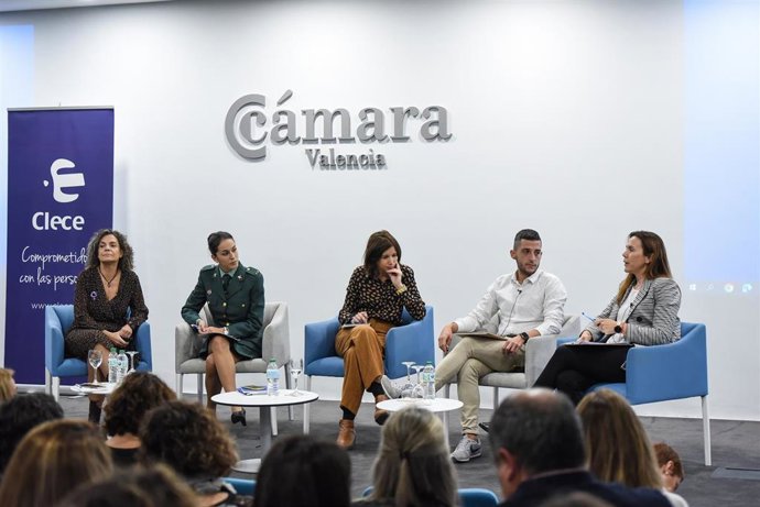 La asesora de la delegación del Gobierno Ángela Escribano, la Teniente Estefanía García de la UOPJ Valencia, la vicepresidenta de la Unió de Periodistes, Violeta Tena, el director de Géneroeduca, Joshua Alonso, en una mesa de la jornada de Clece moderada